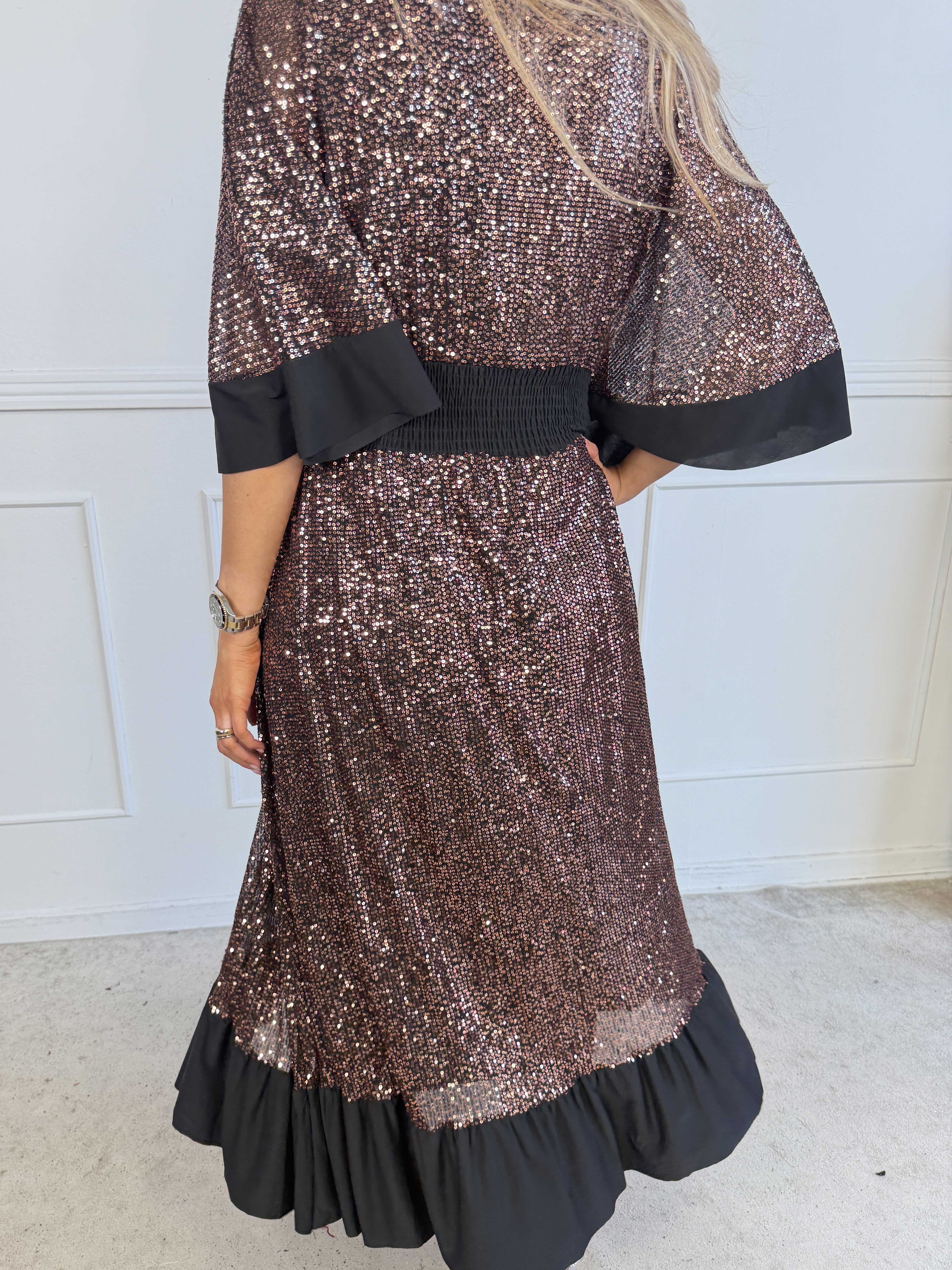 Pamela Glitter - Lång paljettklänning med volanger och smock
